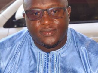 Mamadi Doumbouya shake up l'éducation : cinq conseillers stratégiques nommés au MEPU-A ! Le président de la Transition, Mamadi Doumbouya, accélère la restructuration du secteur éducatif. Par décret publié ce lundi 15 décembre 2025, il nomme cinq hauts cadres au ministère de l’Enseignement pré-universitaire et de l’Alphabétisation (MEPU-A), injectant expertise et compétences pour booster l’alphabétisation et l’enseignement fondamental en Guinée. Ces nominations visent à renforcer l’appareil ministériel avec des profils expérimentés, issus des sphères techniques et administratives du pays. Voici les principaux bénéficiaires : Ibrahima Kalil Touré, promu conseiller principal (matricule), en provenance du poste de directeur général adjoint du Service national des infrastructures et équipements. Sanoussy Kaba, nommé conseiller juridique (matricule). Pierre Touré, conseiller chargé des questions pédagogiques, ancien directeur national de l’enseignement fondamental. Oumar Sy, conseiller chargé des questions de législation scolaire, précédemment point focal du Partenariat mondial pour l’éducation. Abdoul Diallo, conseiller chargé de missions, expert financier. Ces parachutages interviennent dans un contexte de réformes ambitieuses pour l’éducation guinéenne, où l’alphabétisation et la scolarisation pré-universitaire restent des priorités nationales. Reste à voir comment ces nouvelles recrues impacteront les chantiers en cours.