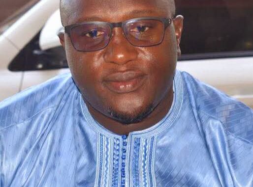 Mamadi Doumbouya shake up l'éducation : cinq conseillers stratégiques nommés au MEPU-A ! Le président de la Transition, Mamadi Doumbouya, accélère la restructuration du secteur éducatif. Par décret publié ce lundi 15 décembre 2025, il nomme cinq hauts cadres au ministère de l’Enseignement pré-universitaire et de l’Alphabétisation (MEPU-A), injectant expertise et compétences pour booster l’alphabétisation et l’enseignement fondamental en Guinée. Ces nominations visent à renforcer l’appareil ministériel avec des profils expérimentés, issus des sphères techniques et administratives du pays. Voici les principaux bénéficiaires : Ibrahima Kalil Touré, promu conseiller principal (matricule), en provenance du poste de directeur général adjoint du Service national des infrastructures et équipements. Sanoussy Kaba, nommé conseiller juridique (matricule). Pierre Touré, conseiller chargé des questions pédagogiques, ancien directeur national de l’enseignement fondamental. Oumar Sy, conseiller chargé des questions de législation scolaire, précédemment point focal du Partenariat mondial pour l’éducation. Abdoul Diallo, conseiller chargé de missions, expert financier. Ces parachutages interviennent dans un contexte de réformes ambitieuses pour l’éducation guinéenne, où l’alphabétisation et la scolarisation pré-universitaire restent des priorités nationales. Reste à voir comment ces nouvelles recrues impacteront les chantiers en cours.